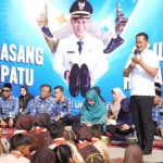 Sepatu dari Gaji Bupati Purbalingga Iringi Langkah Anak-anak Sanguwatang Menuju Sekolah