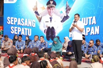 Sepatu dari Gaji Bupati Purbalingga Iringi Langkah Anak-anak Sanguwatang Menuju Sekolah