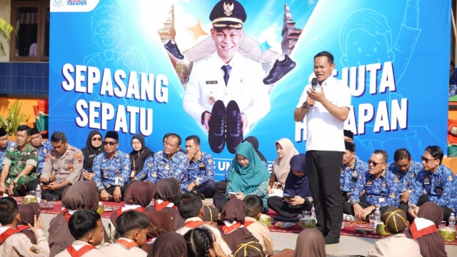 Sepatu dari Gaji Bupati Purbalingga Iringi Langkah Anak-anak Sanguwatang Menuju Sekolah