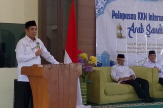 Rektor UIN Walisongo Prof. Dr. Musahadi saat pelepasan peserta KKN Internasional di Haramain (Makkah dan Madinah) Tahun 2026 yang dilaksanakan di Laboratorium Fakultas Dakwah dan Komunikasi (FDK) UIN Walisongo Semarang, Selasa (21/7/2026) pagi. Foto: dokumentasi