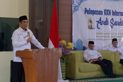 Rektor UIN Walisongo Prof. Dr. Musahadi saat pelepasan peserta KKN Internasional di Haramain (Makkah dan Madinah) Tahun 2026 yang dilaksanakan di Laboratorium Fakultas Dakwah dan Komunikasi (FDK) UIN Walisongo Semarang, Selasa (21/7/2026) pagi. Foto: dokumentasi