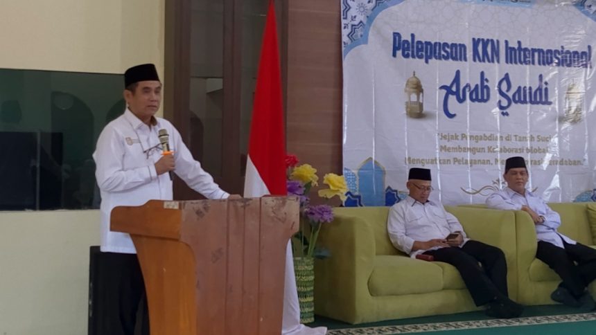 Rektor UIN Walisongo Prof. Dr. Musahadi saat pelepasan peserta KKN Internasional di Haramain (Makkah dan Madinah) Tahun 2026 yang dilaksanakan di Laboratorium Fakultas Dakwah dan Komunikasi (FDK) UIN Walisongo Semarang, Selasa (21/7/2026) pagi. Foto: dokumentasi