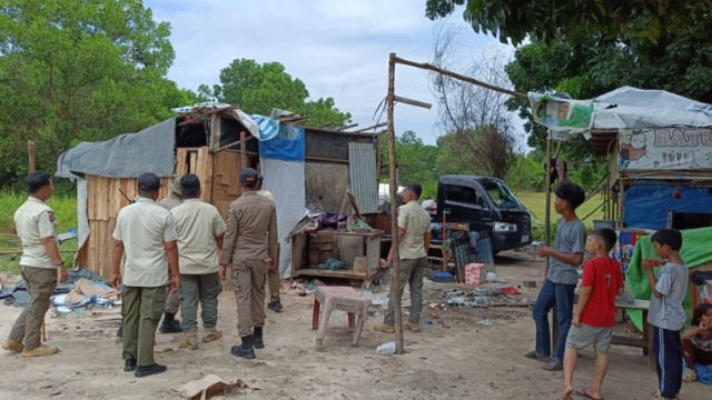 Satpol PP Pekanbaru Tertibkan 70 Lapak PKL di Sekitar Stadion Utama Riau