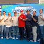 Ketua PMI PMI Kota Semarang, Awal Prasetyo dan direksi Nasmoco Group berfoto bersama pada Minggu (2/8/2026) pagi dalam kegiatan di Car Free Day Simpang Lima Semarang. (Rif/kawanbisnis.com)