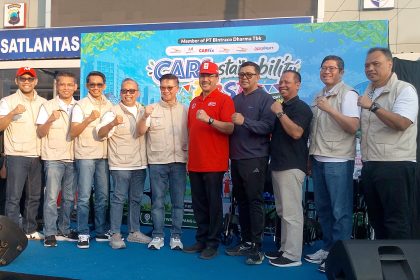 Ketua PMI PMI Kota Semarang, Awal Prasetyo dan direksi Nasmoco Group berfoto bersama pada Minggu (2/8/2026) pagi dalam kegiatan di Car Free Day Simpang Lima Semarang. (Rif/kawanbisnis.com)