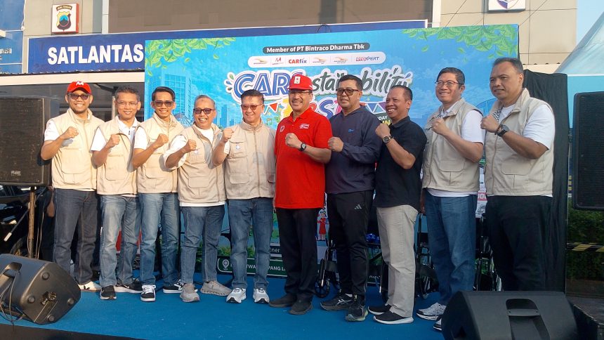 Ketua PMI PMI Kota Semarang, Awal Prasetyo dan direksi Nasmoco Group berfoto bersama pada Minggu (2/8/2026) pagi dalam kegiatan di Car Free Day Simpang Lima Semarang. (Rif/kawanbisnis.com)