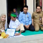 Luar Biasa! Kang Nur Buktikan Fisik Bukan Hambatan Untuk Berkarya, Gunakan Kaki Tulis Kaligrafi Arab