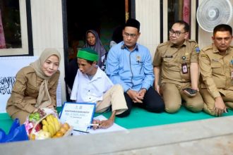 Luar Biasa! Kang Nur Buktikan Fisik Bukan Hambatan Untuk Berkarya, Gunakan Kaki Tulis Kaligrafi Arab