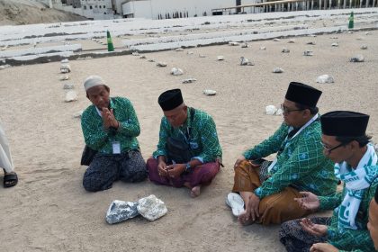 Jemaah umrah berziarah ke kompleks pemakaman Ma'la di Makkah untuk mengenang kiprah ulama Indonesia, termasuk KH Maimoen Zubair, KH Muslih bin Abdurrahman, dan Syekh Nawawi al-Bantani.