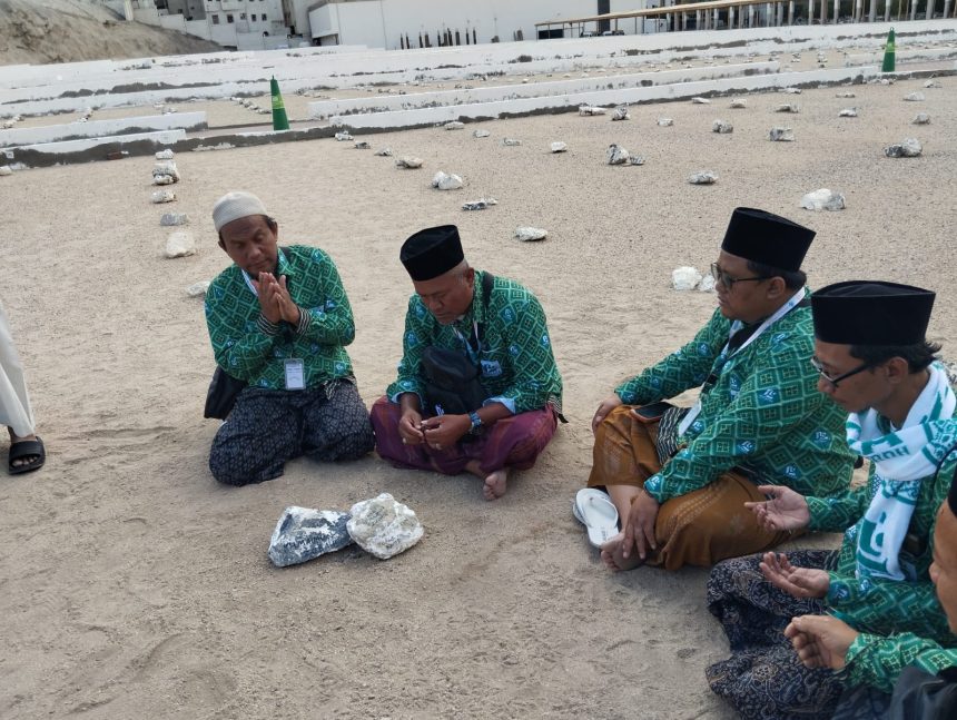 Jemaah umrah berziarah ke kompleks pemakaman Ma'la di Makkah untuk mengenang kiprah ulama Indonesia, termasuk KH Maimoen Zubair, KH Muslih bin Abdurrahman, dan Syekh Nawawi al-Bantani.